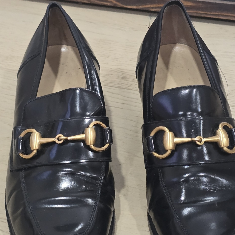 Gucci Black Patent Leather Loafers with Gold Horsebit - Picture 3 of 9